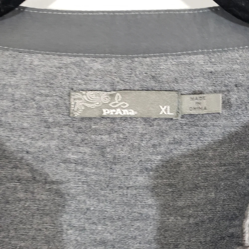 PRANA Ashlyn heather grey mixed media tab sleeve split 'V' neck hi low blouse - Picture 6 of 12